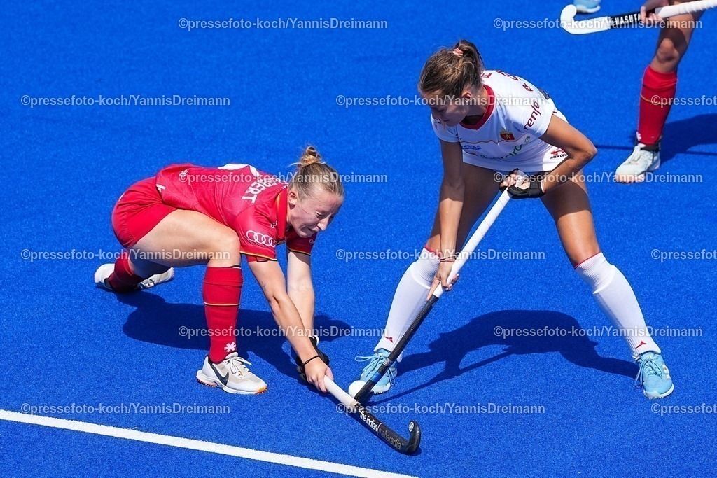 xydrx10082502036 | 10.08.2025, xydrx, Frauen EuroHockey Championship 2025, Gruppenphase, Gruppe B, Belgien - Spanien, Sparkassenpark Mönchengladbach: Charlotte Englebert (BEL #6) im Zweikampf gegen Berta Serrahima (ESP #5)