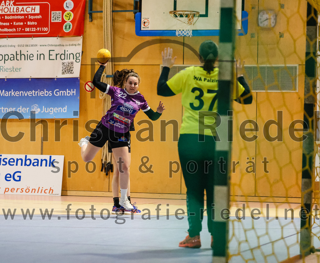 2024-02-10_025_SpVgg_Altenerding_gegen_SVA_Palzing | Erding, Deutschland, 10.02.2024:
Handball, Bezirksoberliga Frauen Altbayern 2023 / 2024, 14. Spieltag, SpVgg Altenerding gegen SVA Palzing, Endergebnis: 27:28

Johanna Taubmann (SpVgg Altenerding, #22), Torfrau Vivian Beier (SVA Palzing, #37)

Foto: Christian Riedel / fotografie-riedel.net