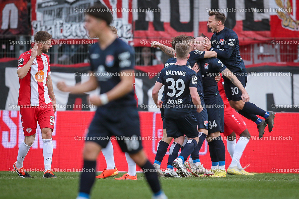 RWE3Liga02032401028 | 02.03.2024, Essen, Fußball, bwin 3. Liga Herren, Stadion an der Hafenstraße, 28. Spieltag Saison 2023 2024, Rot-Weiss Essen – SpVgg Unterhaching:  Torjubel nach dem 1:0 durch Patrick Hobsch (SpVgg Unterhaching). 
DFB regulations prohibit any use of photographs as image sequences and or quasi-video.