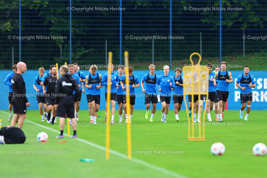 NH_HolsteinKiel_Training_22072025 | Warmlaufen der Profis von Holstein Kiel.Fußball I Herren I Training I Saison 2025-2026 I Holstein Kiel I 22.07.2025 I Citti-Fußballpark