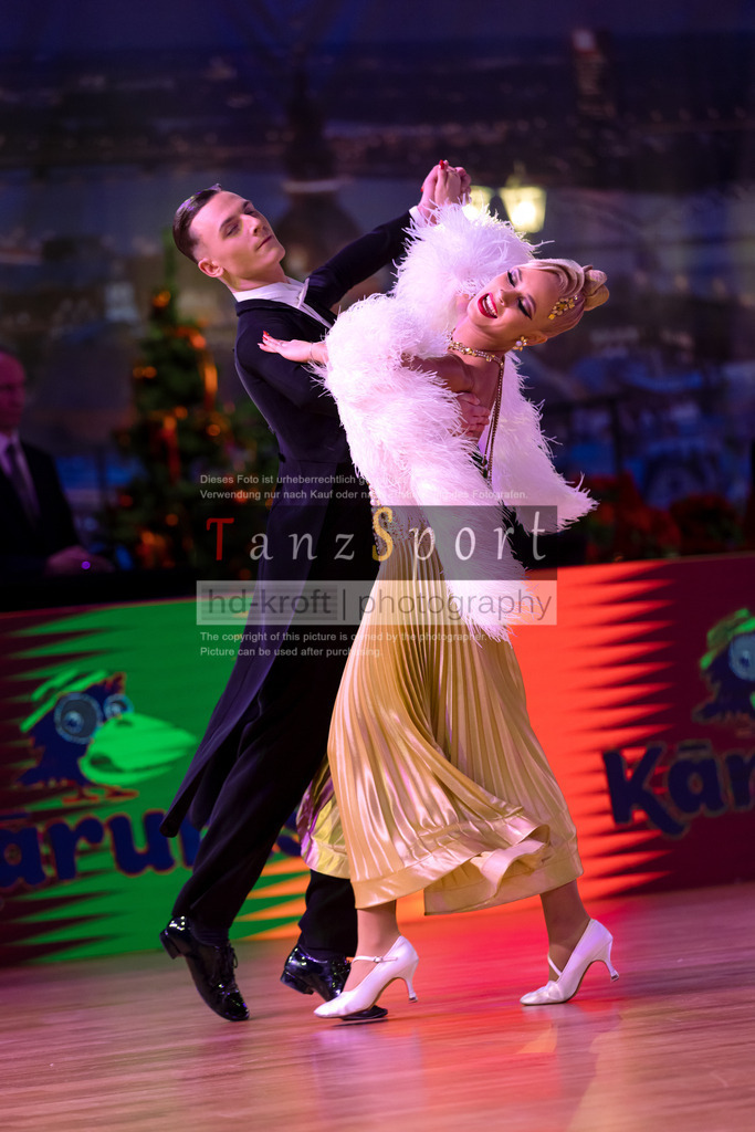 20241215_WDSF_Int_Open_Std-Riga-9569 | Tanzsportbilder, Standardtanz, Lateintanz, WDSF, DTV, LTVB, dancecomp, goc, hessen tanzt, blaues band der spree, walzer, tango, wiener walzer, slowfox, quickstepp, samba, rumba, cha-cha-cha, paso doble. jive, hd-kroft photography, turniertanzsport