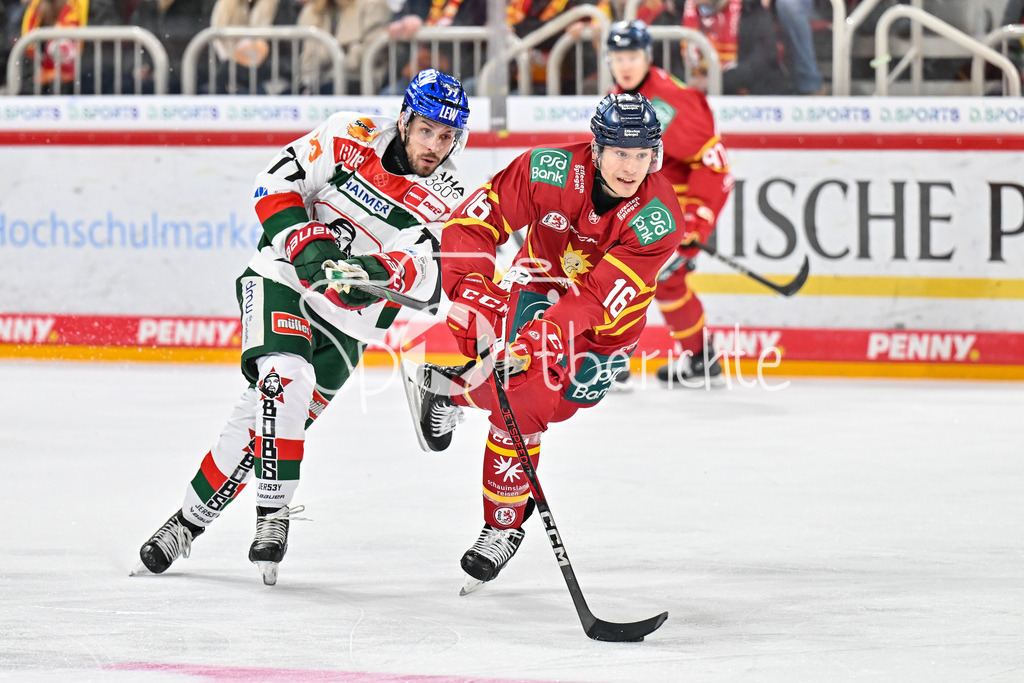 Düsseldorfer EG - Augsburger Panther | im Duell Kyle CUMISKEY (Duesseldorfer EG 16) und Luca TOSTO (Augsburger Panther #77) / Zweikampf / DEL: Duesseldorfer EG - Augsburger Panther, PSD Bank Dome am 22.12.2024