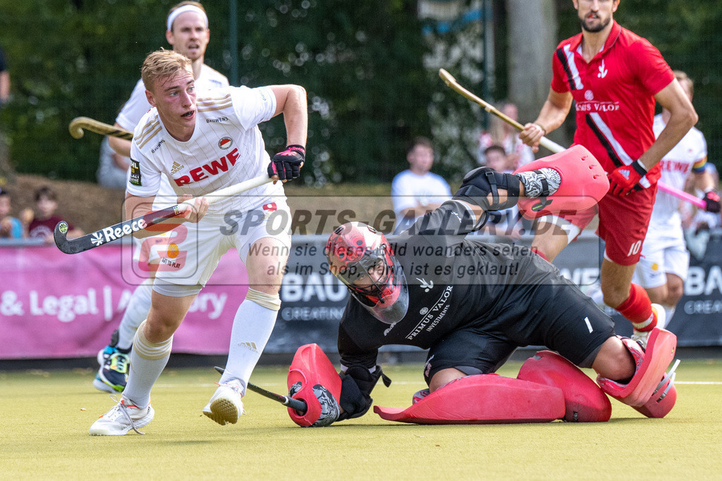 SFE_20220903_0120 | Emiliano Bosso ( Torwart TSV Mannheim #1 ) Luis Höchemer ( Rot-Weiss Köln #9 )  ; 1. Bundesliga Hockey Herren Rot-Weiss Köln - TSV Mannheim am 03.09.2022 in Köln (KTHC Stadion Rot-Weiss Köln Tennis and Hockey Club), Photo: Stephan Fehrmann 2022 (Sports-Gallery)