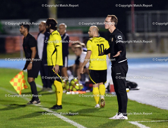 ulm | Fussball Landesliga 3 2020/2021 am 16.09.2020 in Tuebingen (Rasenplatz Stadion SV 03 Tuebingen)SV 03 Tuebingen - Young Boys ReutlingenTrainer Steve Trevallion (mi, SV 03 Tuebingen)FOTO: ULMER Pressebildagentur / Moritz LissxxNOxMODELxRELEASExx