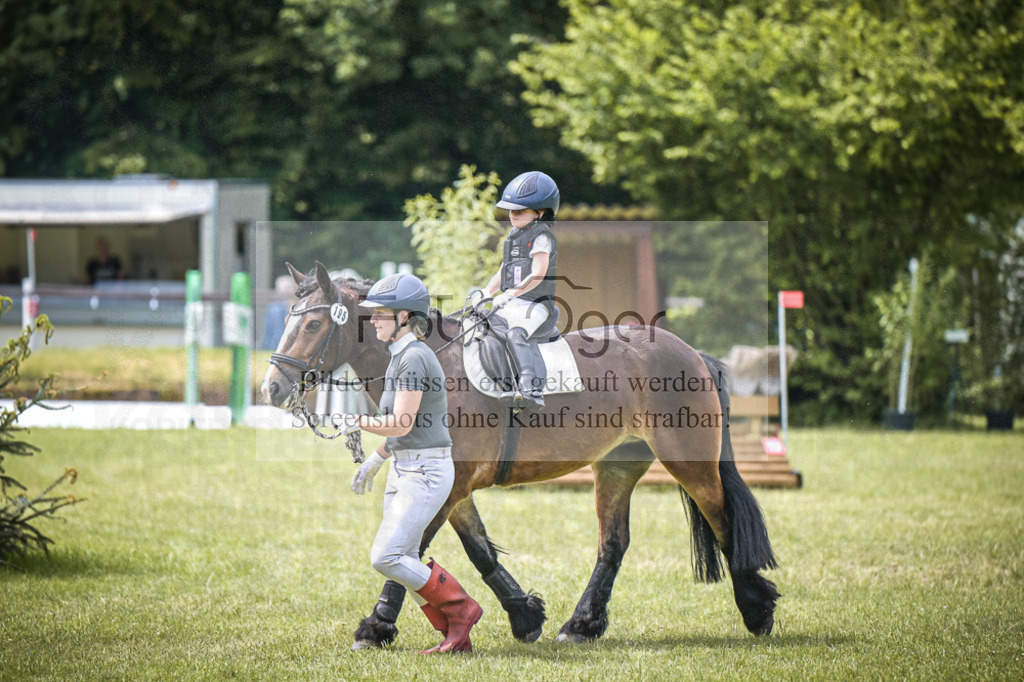 DOS_5252 | Entdecke hochwertige Reitturnierfotos von Foto Oger. Professionell, emotional und authentisch – jetzt Lieblingsmomente im Shop bestellen.Deutschlandweite Turnierfotografie. - Realisiert mit Pictrs.com