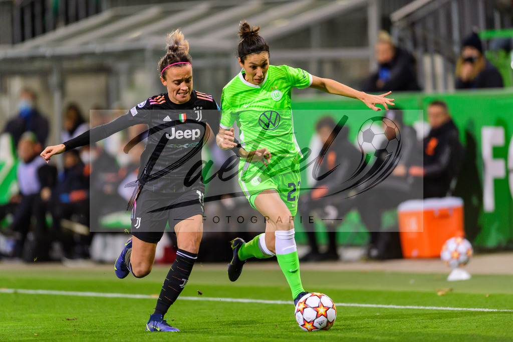 WOBJUV20211118_013 | Fussball, Frauen: Barbara Bonansea (Juventus FC) und Sara Doorsoun (VfL Wolfsburg) im Zweikampf bei dem Spiel der UEFA Women´s Champions League zwischen VfL Wolfsburg und Juventus Turin im AOK-Stadion am 18.11.2021 in Wolfsburg, Deutschland. - Realisiert mit Pictrs.com