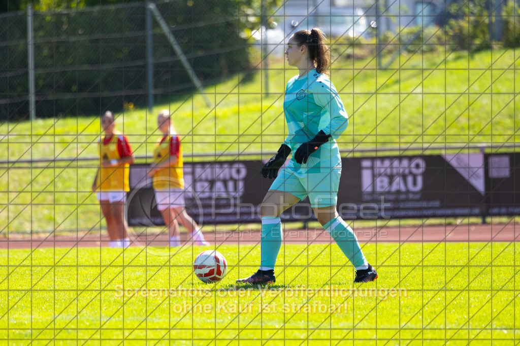 20260906_121742_0231_(c)_by_PhotoPeet | #,1.FC Donzdorf (weiß) vs. 1.FC Heidenheim 1846 (rot), Fußball, Frauen-Verbandspokal Gruppe 2, 2. Runde, Saison 2026/2027, Rasenplatz Lautertal Stadion, Süßener Straße 16, 73072 Donzdorf, 06.09.2026 - 11:00 Uhr,Foto: PhotoPeet / Sport- &amp; Eventfotografie / Peter Harich