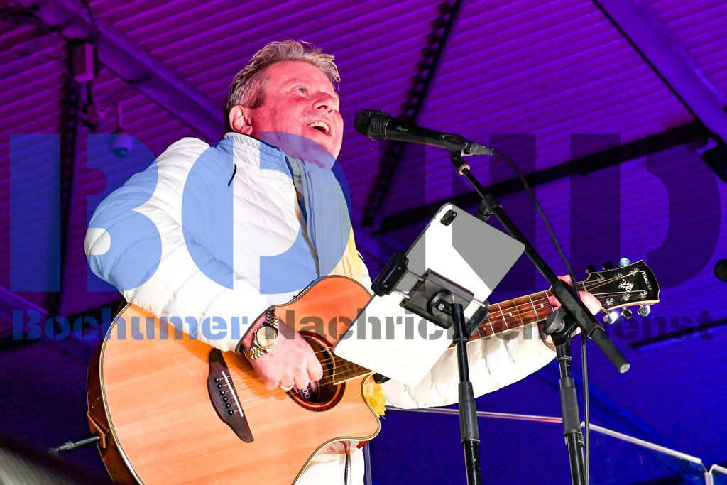 Weihnachtssingen im Stadion | {headline}



(Foto: Christian Schnaubelt / BOND)

 - Realisiert mit Pictrs.com