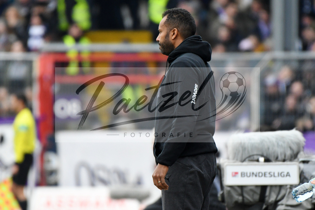 20200208_OSNFCN_0061 | Fußball, Herren: Trainer Daniel Thioune (VfL Osnabrueck) schaut waehrend des Spiels der 2. Bundesliga zwischen VfL Osnabrueck und 1. FC Nuernberg im Stadion an der Bremer Bruecke am 08.02.2020 in Osnabrueck, Deutschland.DFB / DFL REGULATIONS PROHIBIT ANY USE OF PHOTOGRAPHS AS IMAGE SEQUENCES AND/OR QUASI-VIDEO. - Realisiert mit Pictrs.com
