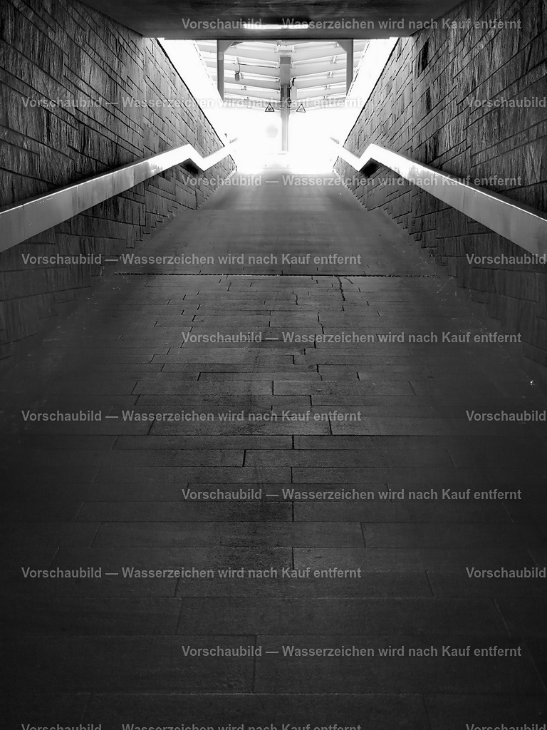 Licht-am-Ende-des-Tunnels | Zugang zu Gleis 22 im Bahnhof Berlin Lichtenberg - Realisiert mit Pictrs.com