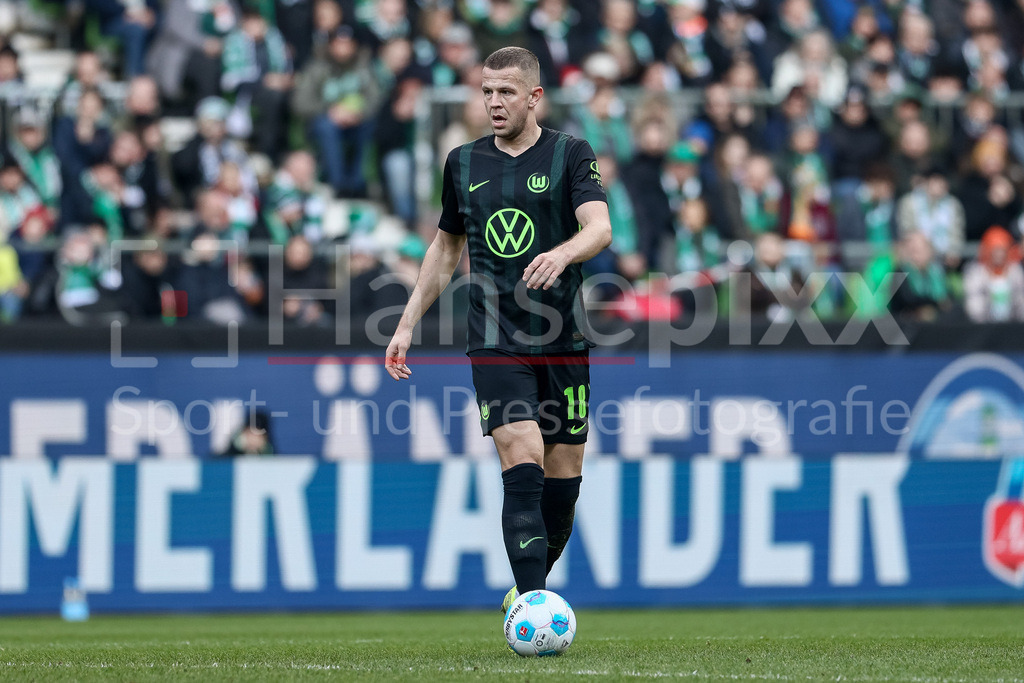 Fussball, Bundesliga, SV Werder Bremen - VfL Wolfsburg | v.li.: Denis Vavro (VfL Wolfsburg, 18) am Ball, Freisteller, Einzelbild, Ganzkörper, Aktion, Action, Spielszene, DIE DFL-RICHTLINIEN UNTERSAGEN JEGLICHE NUTZUNG VON FOTOS ALS SEQUENZBILDER UND/ODER VIDEOÄHNLICHE FOTOSTRECKEN. DFL REGULATIONS PROHIBIT ANY USE OF PHOTOGRAPHS AS IMAGE SEQUENCES AND/OR QUASI-VIDEO.