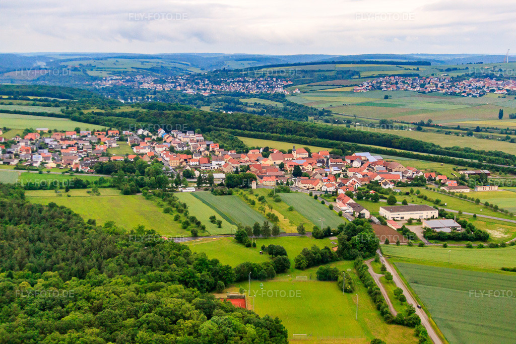 Luftbild: Ortsansicht aus Süden im Ortsteil Weyer in Gochsheim im Bundesland Bayern in Deutschland. – Foto: IMG_65808.jpg vom 29.05.2014 durch Werner Riehm/FLY-FOTO.de – Auflösung des Originals: 4752 x 3168 px