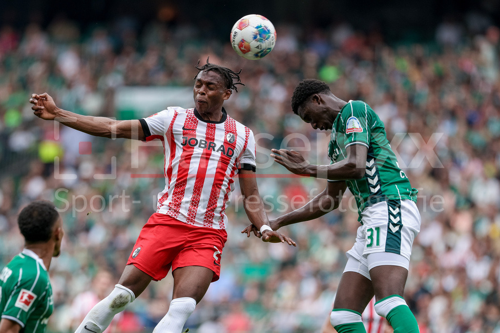 Fussball, Bundesliga, SV Werder Bremen - SC Freiburg | v.li.: Junior Adamu (SC Freiburg, 20) und Karim Coulibaly (SV Werder Bremen, 31) im Kopfballduell, Kopfball, Zweikampf, Action, Aktion, Spielszene, DIE DFL-RICHTLINIEN UNTERSAGEN JEGLICHE NUTZUNG VON FOTOS ALS SEQUENZBILDER UND/ODER VIDEOÄHNLICHE FOTOSTRECKEN. DFL REGULATIONS PROHIBIT ANY USE OF PHOTOGRAPHS AS IMAGE SEQUENCES AND/OR QUASI-VIDEO.