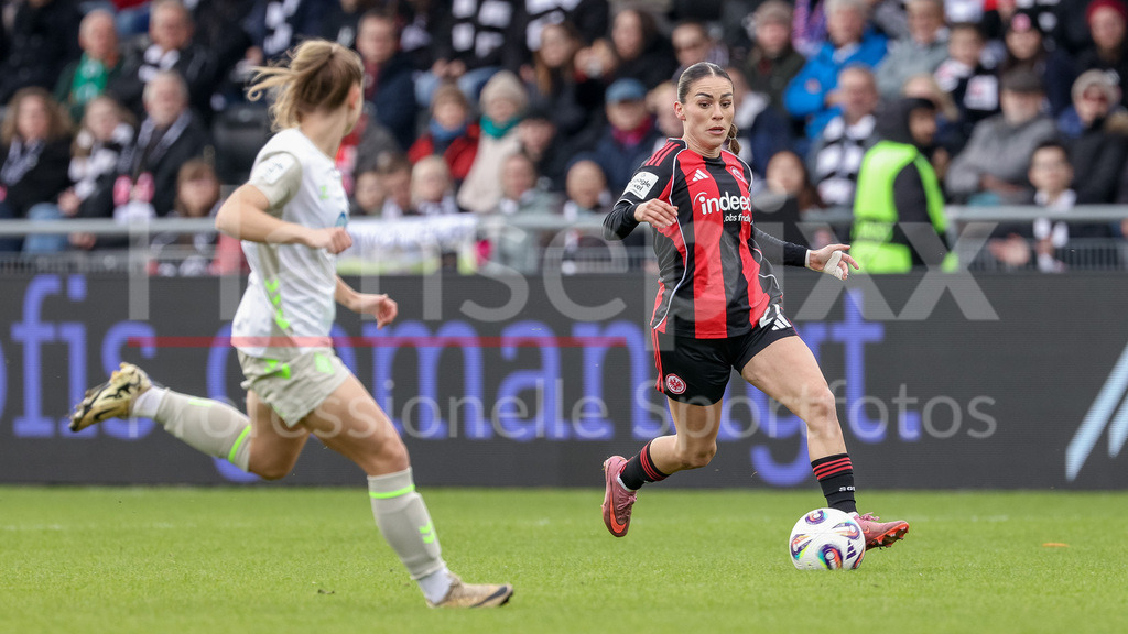 Fussball, Google Pixel Frauen-Bundesliga, Eintracht Frankfurt - SV Werder Bremen | v.li.: Ereleta Memeti (Eintracht Frankfurt, 27) am Ball, Einzelbild, Ganzkörper, Aktion, Action, Spielszene, DIE DFB-RICHTLINIEN UNTERSAGEN JEGLICHE NUTZUNG VON FOTOS ALS SEQUENZBILDER UND/ODER VIDEOÄHNLICHE FOTOSTRECKEN. DFB REGULATIONS PROHIBIT ANY USE OF PHOTOGRAPHS AS IMAGE SEQUENCES AND/OR QUASI-VIDEO.