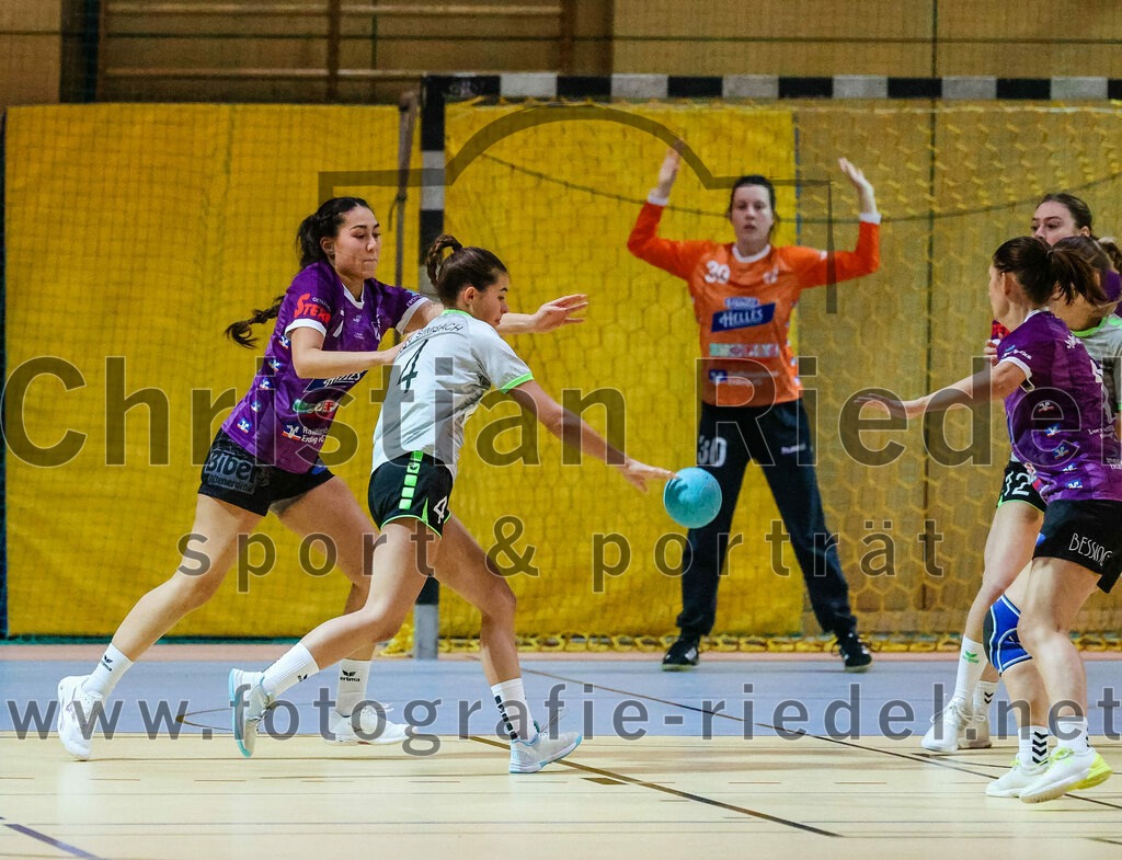 2023-11-11_019_SpVgg_Altenerding_gegen_TSV_Simbach_II | Erding, Deutschland, 11.11.2023:
Handball, Bezirksliga Frauen Altbayern 2023 / 2024, 5. Spieltag, SpVgg Altenerding II gegen TSV Simbach II, Endergebnis: 31:28

Michelle Gruber (SpVgg Altenerding, #7), Sina Brunnenkann (TSV Simbach, #4)

Foto: Christian Riedel / fotografie-riedel.net