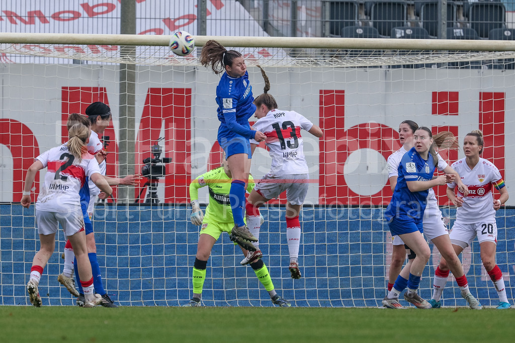 Fussball, 2. Frauen-Bundesliga, SV Meppen - VfB Stuttgart | v.li.: Sarah Hagg (SV Meppen, 12) und Leonie Kopp (VfB Stuttgart, 13) im Kopfballduell, Kopfball, Zweikampf, Action, Aktion, Spielszene, DIE DFB-RICHTLINIEN UNTERSAGEN JEGLICHE NUTZUNG VON FOTOS ALS SEQUENZBILDER UND/ODER VIDEOÄHNLICHE FOTOSTRECKEN. DFB REGULATIONS PROHIBIT ANY USE OF PHOTOGRAPHS AS IMAGE SEQUENCES AND/OR QUASI-VIDEO.