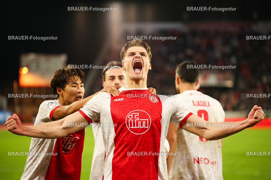 Rot-Weiss Essen - 1.Fc Schweinfurt | Essen, Deutschland, 02.11.2025 Marek Jansen  (Rot-Weiss Essen) Torjubel nach dem 2:1während des 3.Liga Spiels zwischen  Rot-Weiss Essen und 1.Fc Schweinfurt am 02.11.2025 im Stadion an der Hafenstraße in Essen. (Foto von Timo Bluhmki-Schmidt/Brauer Fotoagentur