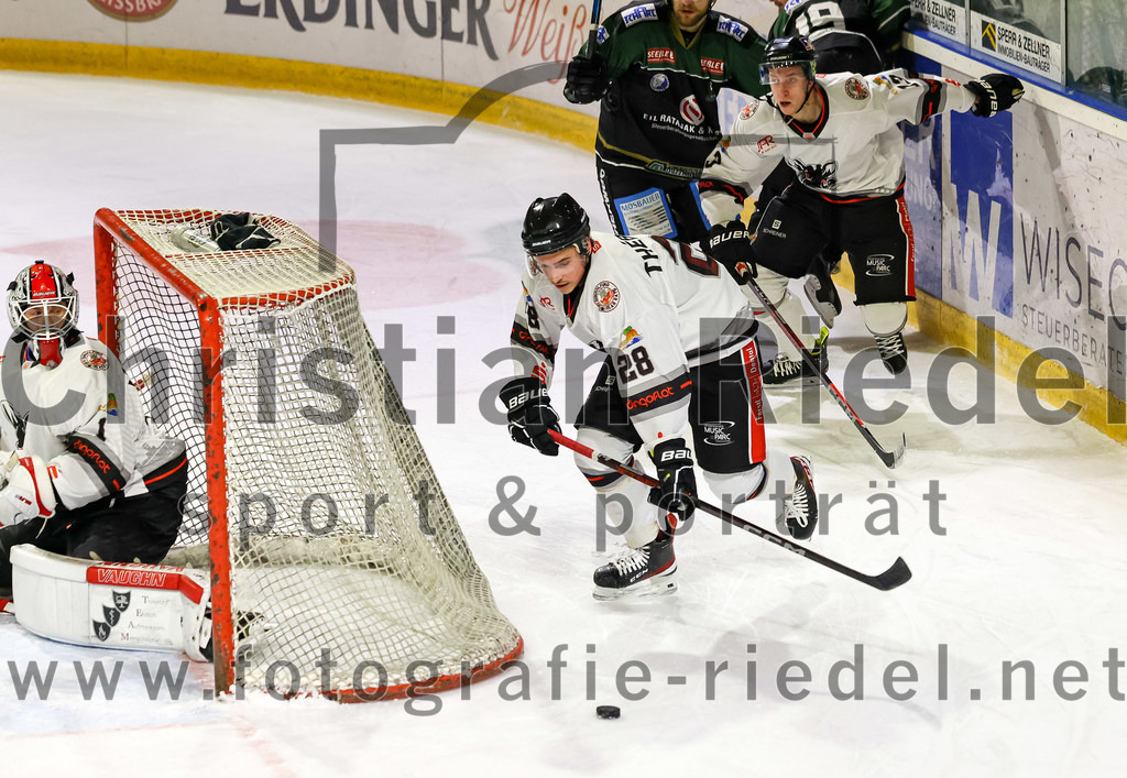 2022-09-30_052_TSV_Erding_gegen_EV_Dingolfing | Erding, Deutschland, 30.09.2022:
Eishockey, Bayernliga 2022 / 2023, Testspiel, TSV Erding gegen EV Dingolfing, Endergebnis: 3:4

Torwart Dennis Jedrus (EV Dingolfing, #1), William Theberge (EV Dingolfing, #28)

Foto: Christian Riedel / fotografie-riedel.net