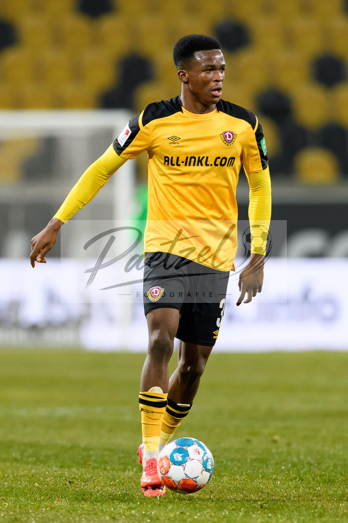 SGDHSV20220114_129 | Fussball, Herren: Michael Akoto (SG Dynamo Dresden) in Aktion, am Ball, Einzelaktion bei dem Spiel der 2. Bundesliga zwischen SG Dynamo Dresden und Hamburger SV im Rudolf-Harbig-Stadion am 14.01.2022 in Dresden, Deutschland.DFB / DFL REGULATIONS PROHIBIT ANY USE OF PHOTOGRAPHS AS IMAGE SEQUENCES AND/OR QUASI-VIDEO. - Realisiert mit Pictrs.com