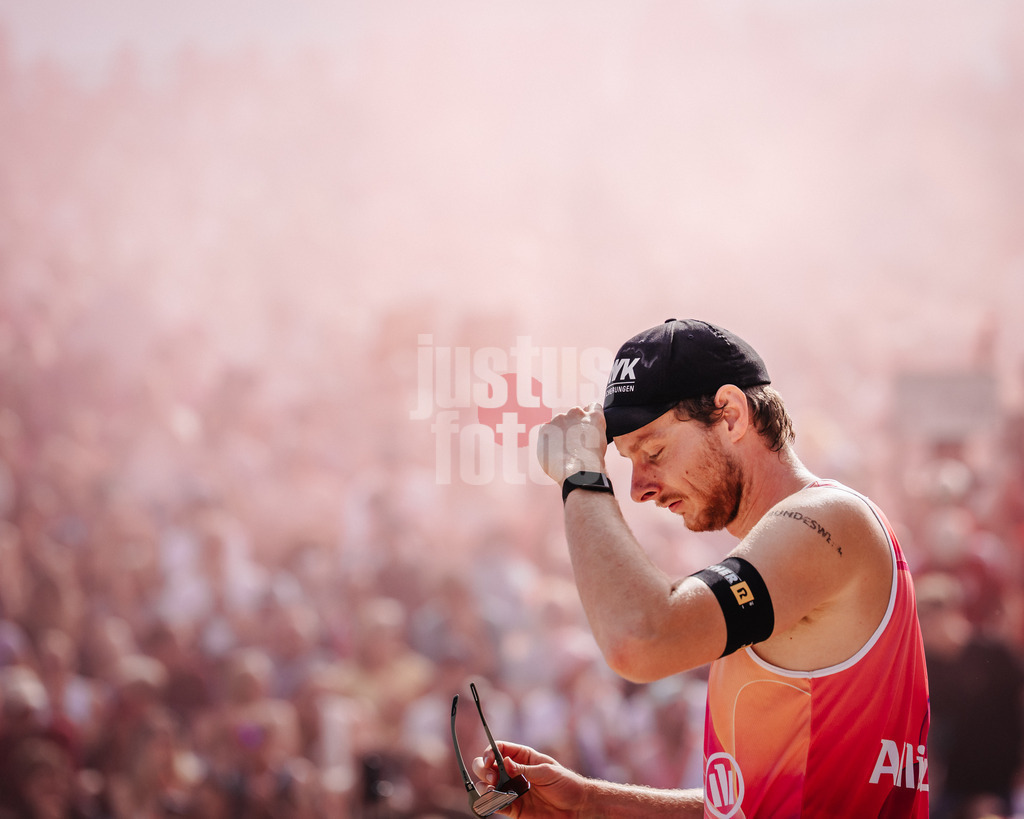 Beachvolleyball | Männer | Deutsche Meisterschaften 2025 Timmendorfer Strand | 07.09.2025 | Nils Ehlers läuft in die Arena ein
