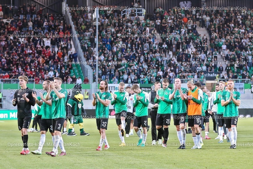 PRM22082501166 | 22.08.2025, Fußball, Preußen Münster - 1. FC Nürnberg, 2. Fußball Bundesliga,  Preußenstadion, Saison 2025 2026: Abschlussjubel nach dem 2:0 Sieg. Die Mannschaft lässt sich von den Fas feiern.  DFB regulations prohibit any use of photographs as image sequences and or quasi-video.