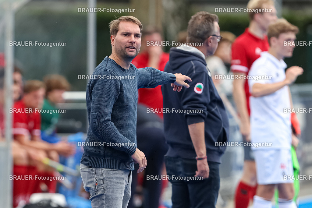 Crefelder HTC und Club an der Alster   | Krefeld, Deutschland 24.09.2022,Sportlicher Leiter Johannes Schmitz (Crefelder HTC) gestikuliert, Gestik, 

beim 1. Bundesliga Spiel der Herren zwischen Crefelder HTC und Club an der Alster  auf der Gerd Wellen Hockeyanlage am 24. September 2022 in Krefeld.

(Foto: BRAUER-Fotoagentur)
 