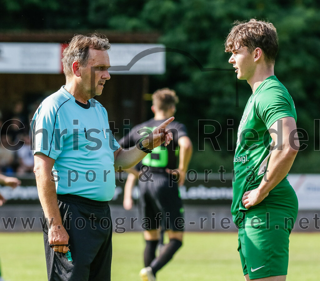 2023-07-09_032_FC_Forstern_gegen_SpVgg_Neuching | Forstern, Deutschland, 09.07.2023:
Fußball, Kreisklasse 2023 / 2024, Testspiel, FC Forstern gegen SpVgg Neuching, Endergebnis: 2:4

Schiedsrichter Christian Trompke, Benedikt Keilhacker (FC Forstern, #2)

Foto: Christian Riedel / fotografie-riedel.net