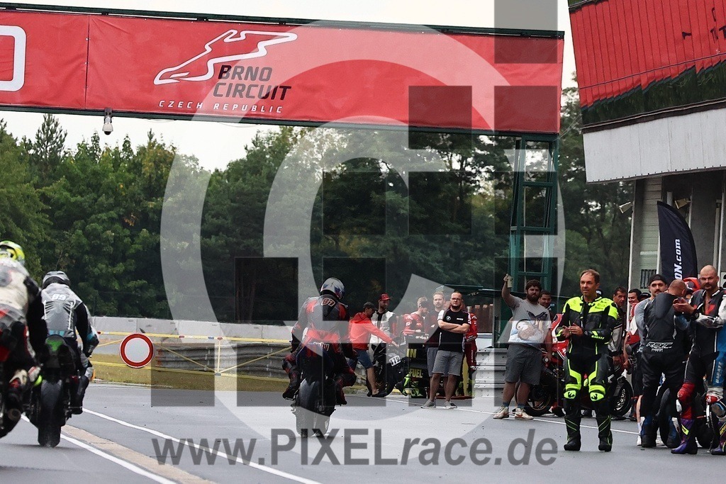 social-20250830_08371 | Schöne Erinnerungen an spannende Momente - das festzuhalten ist unser Job. PIXELrace.de ist seit 2003 auf den Rennstrecken Europas unterwegs um die Action draußen beim Fahren und die wunderbare Stimmung imm Fahrerlager für euch einzufangen.