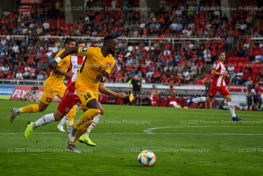 Fussball, 3. Liga, Wuerzburg Kickers vs. SG Sonnenhof Grossaspach, 30.07.2019 | Fussball, 3. Liga, Wuerzburg Kickers vs. SG Sonnenhof Grossaspach, 30.07.2019; in der Flyeralarm ARENA in Wuerzburg, (Deutschland)

Bild:  Dimitry Imbongo Boele 28 (SG Sonnenhof Grossaspach)

DFL REGULATIONS PROHIBIT ANY USE OF PHOTOGRAPHS as IMAGE SEQUENCES and/or QUASI-VIDEO. - Realisiert mit Pictrs.com