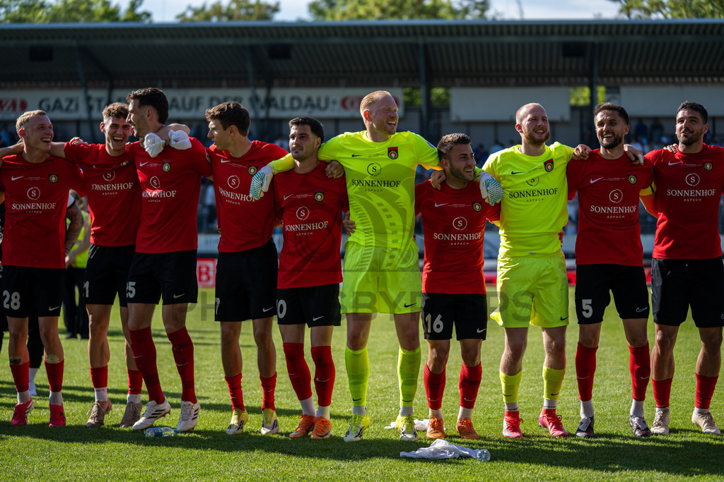 Stuttgarter Kickers vs. SG Sonnenhof Großaspach, Fussball, WFV-Pokal, Finale, 23.05.2026 | Team jubelt nach Abpfiff mit Fans, Zuschauern und Verantwortlichen,Stuttgarter Kickers vs. SG Sonnenhof Großaspach, Fussball, WFV-Pokal, Finale, 23.05.2026