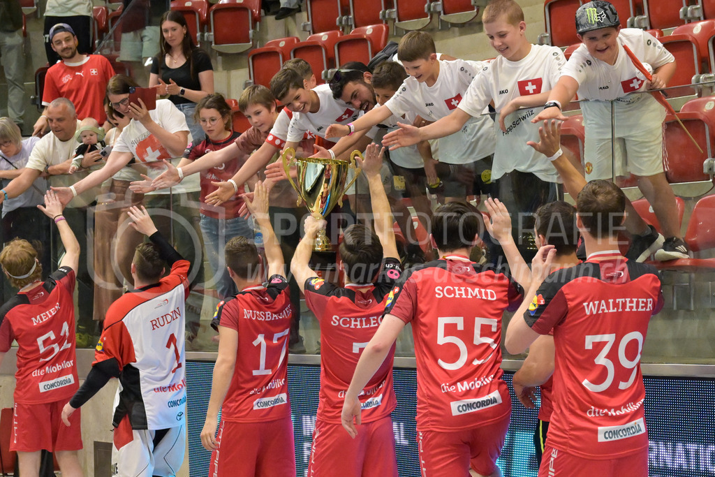 3v3 World Floorball Championships 2025 - Medal Ceremony | Swiss players celebrating with supporters, during 3v3 World Floorball Championships 2025, Switzerland: 03.05.2025, Winterthur, AXA ArenaEvent page: <a href="https://www.u19wfc2025.ch/">www.u19wfc2025.ch</a>Credit: Markus Aeschimann, <a href="https://markus-aeschimann.ch">markus-aeschimann.ch</a>Instagram: <a href="https://instagram.com/sportfotografie.aeschimann">@sportfotografie.aeschimann</a> - Realisiert mit Pictrs.com