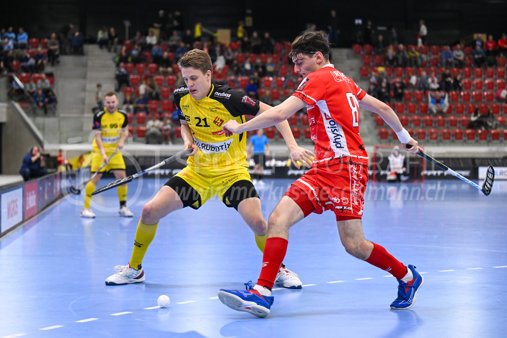 HC Rychenberg vs Floorball Köniz - 18. Dezember 2022 | HC Rychenberg vs Floorball Köniz
AXA Arena, Winterthur
Niklas Rutz (#21 HC Rychenberg) gegen Yann Andrea Ruh (#81 Floorball Köniz).
Bild: Sportfotografie Markus Aeschimann | www.markus-aeschimann.ch - Realisiert mit Pictrs.com