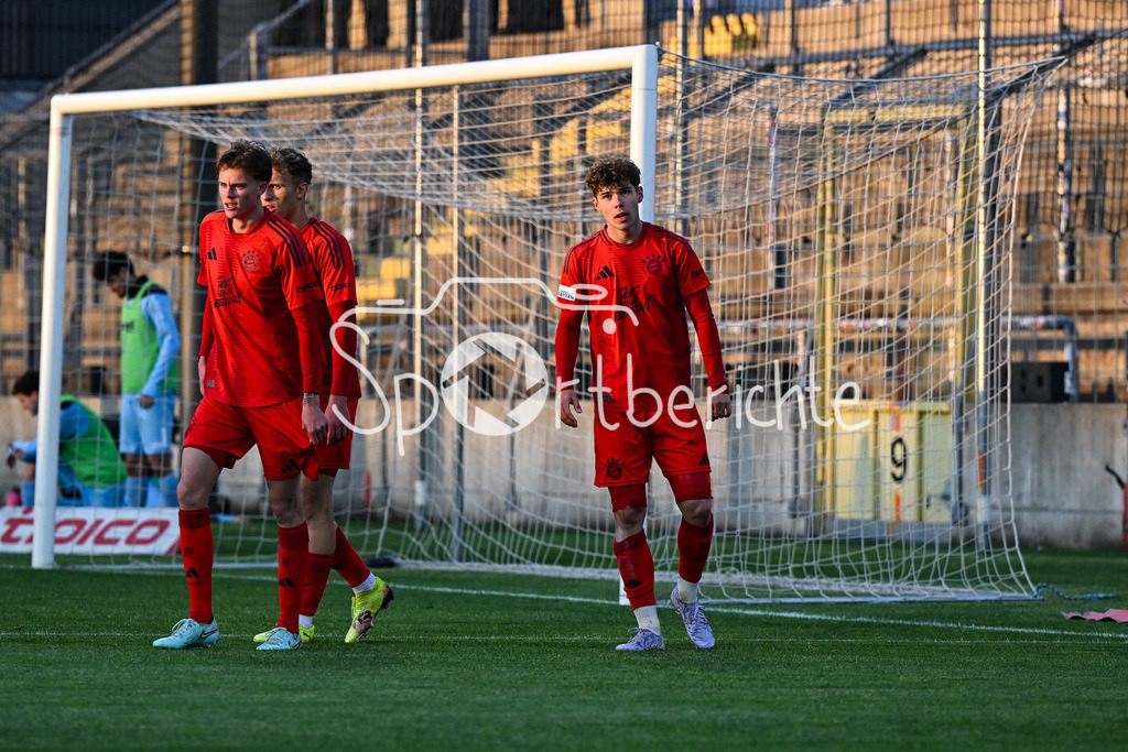 FC Bayern Amateure - Türkgücü München | Jubel der Bayern Amateure nach dem Treffer zum 4-0 durch Maximilian WAGNER (FC Bayern München II #11)  / Tor / Torschuetze / Freude / Happy / Regionalliga Bayern: FC Bayern Muenchen II - Tuerkguecue Muenchen, Gruenwalder Stadion am 09.05.2025