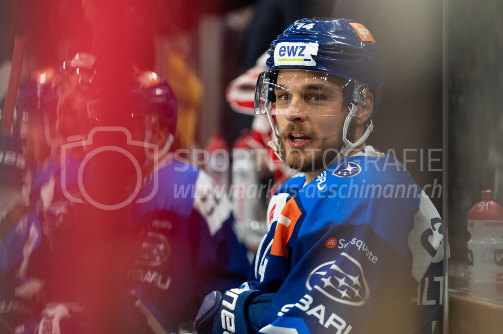 Swiss National League Final Game 2: ZSC Lions - EV Zug | 20.04.2022, Zürich, Hallenstadion, Swiss National League Final Game 2: ZSC Lions - EV Zug, #14 Chris Baltisberger (ZSC) auf der Spielerbank. - Realized with Pictrs.com