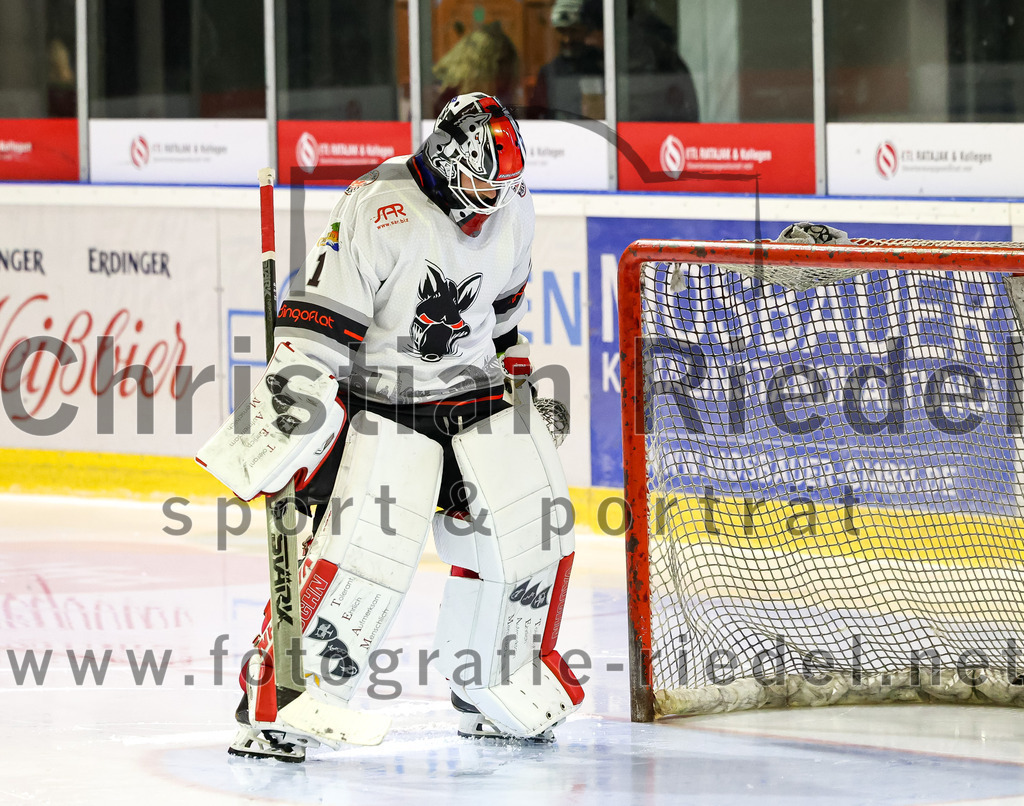 2022-09-30_076_TSV_Erding_gegen_EV_Dingolfing | Erding, Deutschland, 30.09.2022:
Eishockey, Bayernliga 2022 / 2023, Testspiel, TSV Erding gegen EV Dingolfing, Endergebnis: 3:4

Torwart Dennis Jedrus (EV Dingolfing, #1)

Foto: Christian Riedel / fotografie-riedel.net