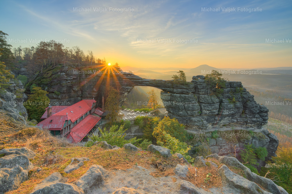 Prebischtor in Tschechien | Sonnenaufgang beim Prebischtor im böhmischen Teil des Elbsandsteingebirges. Es ist die größte natürliche Sandstein-Felsbrücke Europas. Mit einer Spannweite von 26,5, einer lichten Höhe von 16, einer maximalen Breite von 8 und einer Torbogenstärke von 3 Metern gehört es zu den herausragendsten Naturdenkmälern des Elbsandsteingebirges. - Realisiert mit Pictrs.com