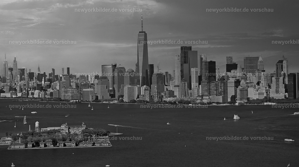 Ein Helikopterflug über New York: Im Vordergrund Ellis Island, dahinter die majestätische Manhattan Skyline – festgehalten in eindrucksvollem Schwarz-Weiß | Ein Helikopterflug über New York ist ein Erlebnis, das die Stadt aus einer völlig neuen Perspektive zeigt. Unter mir glitzert das Wasser, und im Vordergrund liegt Ellis Island – ein Ort voller Geschichte, der in dieser Aufnahme in Schwarz-Weiß besonders eindrucksvoll wirkt. Dahinter erhebt sich die majestätische Manhattan Skyline, ein Symbol für die Energie und Vielfalt der Metropole. Die monochrome Darstellung verleiht dem Bild eine zeitlose Eleganz und lässt die Kontraste zwischen Wasser, Architektur und Himmel noch stärker wirken. Für Fotografen und Liebhaber urbaner Ästhetik ist dieser Moment ein Highlight: eine Kombination aus Geschichte, Moderne und der Freiheit des Fliegens. Wer New York aus der Luft erlebt, entdeckt eine Perspektive, die unvergesslich bleibt.