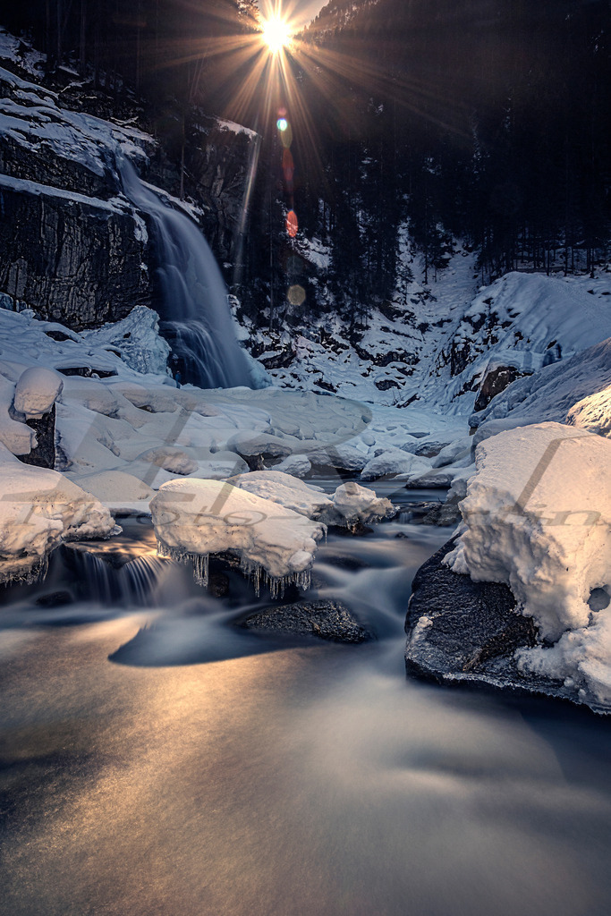 Die Krimmler Wasserfälle im Schnee | Die Krimmler Wasserfälle sind mit einer gesamten Fallhöhe von 385 m die höchsten Wasserfälle Österreichs. - Realisiert mit Pictrs.com