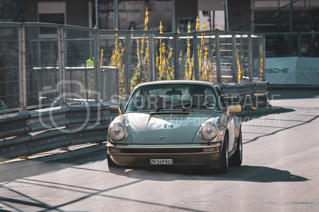 21. Arosa ClassicCar 2025 - 6. =September= 2025 | Christoph Kniestedt aus Kilchberg (SUI) in einem Porsche 911 Carerra 3.0 aus dem Jahre 1976 mit Startnummer 214 am Arosa ClassicCar 2025 in der Kategorie Classic Trophy..@arosaclassiccar, @arosa.official, #arosaclassiccar, #arosa, #76curves, #classiccarBild: Sportfotografie Markus Aeschimann | www.markus-aeschimann.ch - Realisiert mit Pictrs.com