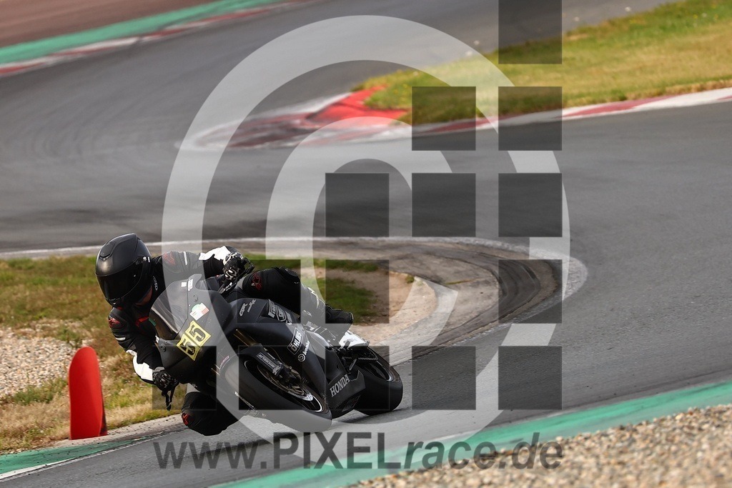 0055-20240916_02958 | Schöne Erinnerungen an spannende Momente - das festzuhalten ist unser Job. PIXELrace.de ist seit 2003 auf den Rennstrecken Europas unterwegs um die Action draußen beim Fahren und die wunderbare Stimmung imm Fahrerlager für euch einzufangen.