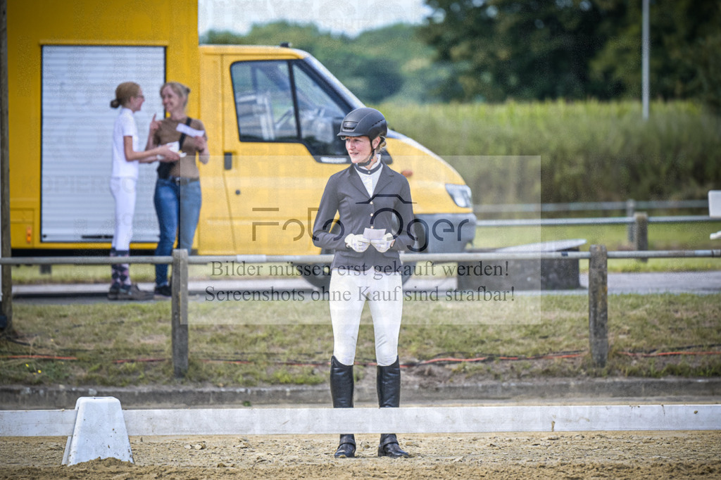 DOS_9623 | Entdecke hochwertige Reitturnierfotos von Foto Oger. Professionell, emotional und authentisch – jetzt Lieblingsmomente im Shop bestellen.Deutschlandweite Turnierfotografie. - Realisiert mit Pictrs.com