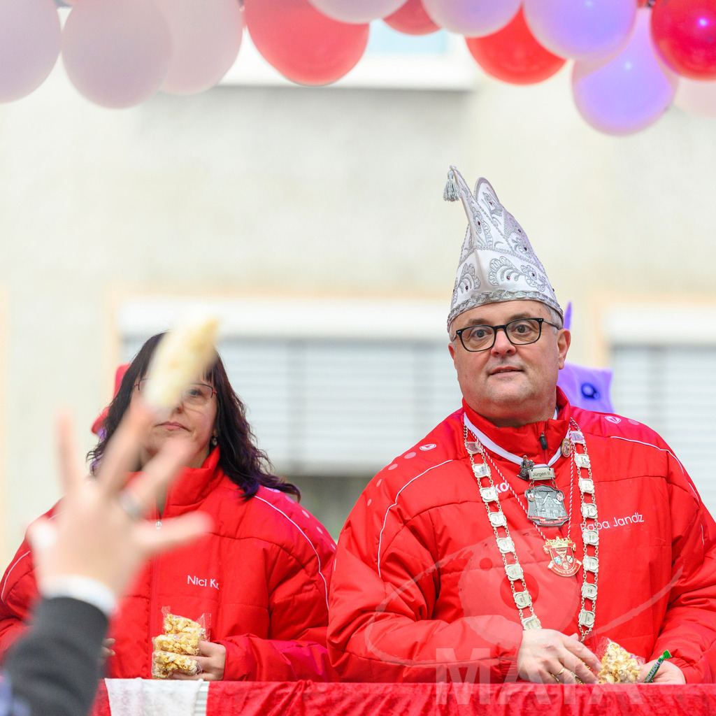 _DWA2463-2 | Trotz Nieselregen schlängelte sich der „Gaudiwurm“ am Sonntag durch die Nürnberger Innenstadt an tausenden Faschingsfans vorbei.  Nürnberg, 11.02.2024 - Realisiert mit Pictrs.com