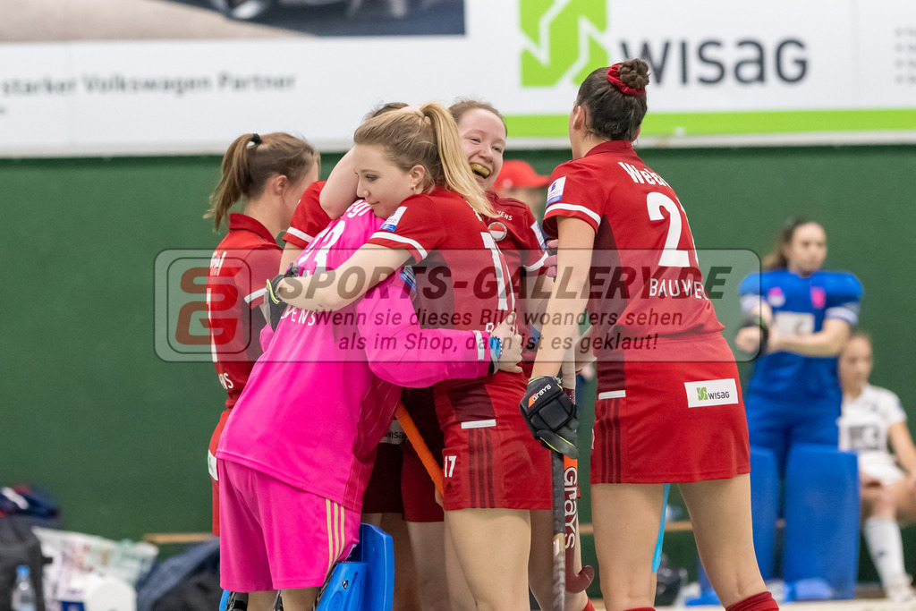 SFE_20230108_0108 | 1. Bundesliga Hockey Damen Rot-Weiss Köln - Düsseldorfer HC am 08.01.2023 in Köln (KTHC Stadion Rot-Weiss Köln Tennis and Hockey Club), Photo: Stephan Fehrmann 2022 (Sports-Gallery),Camille Nobis ( Rot-Weiss Köln #17 ) ,Rebecca Grote ( Rot-Weiss Köln #9 ) ,Lisa Höllriegl ( Torfrau Rot-Weiss Köln #23 )