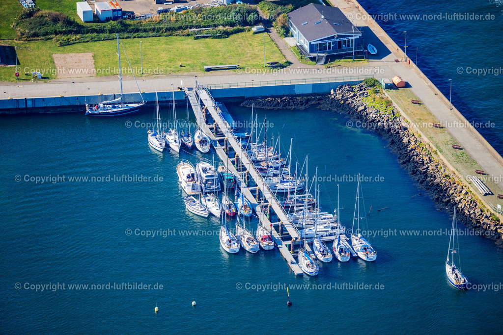 Helgoland_Südhafen_ELS_4110280824 | HELGOLAND 28.08.2024 Schiffs- Anlegestellen am Hafenbecken des Binnenhafen am Ufer " Südhafen " an der Straße Nordkaje Südhafen in Helgoland im Bundesland Schleswig-Holstein, Deutschland. // Ship moorings at the inland harbor basin on the banks of " Suedhafen " on street Nordkaje Suedhafen in Helgoland in the state Schleswig-Holstein, Germany. Foto: Martin Elsen