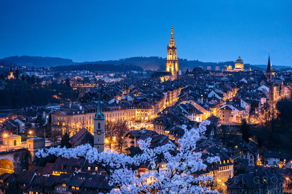 view from Rosengarten over the historic center of Bern during nightfall | Die ideale Geschenkidee für Naturliebhaber. Naturbilder von Marcel Gross Photography für ihr Zuhause in den verschiedensten Formaten und Materialien. - Realisiert mit Pictrs.com