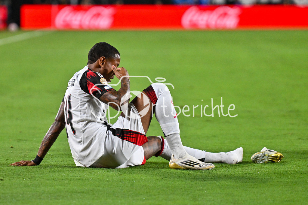 Los Angeles FC - CR Flamengo | im Bild WALLACE YAN (Flamengo 64) ohne seinen linken Schuh / Einzelfoto / Freisteller / FIFA Club World Cup: Los Angeles FC - CR Flamengo, Camping World Stadium am 24.06.2025 / NOT FOR SALE IN USA