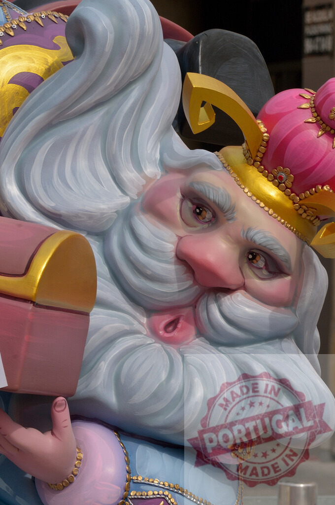 Las Fallas ninot sculpture portraying a festive king. Fallas Fiestas Communidad Valenciana | Close-up of a colorful Fallas ninot sculpture depicting a king with a beard and crown - Realisiert mit Pictrs.com