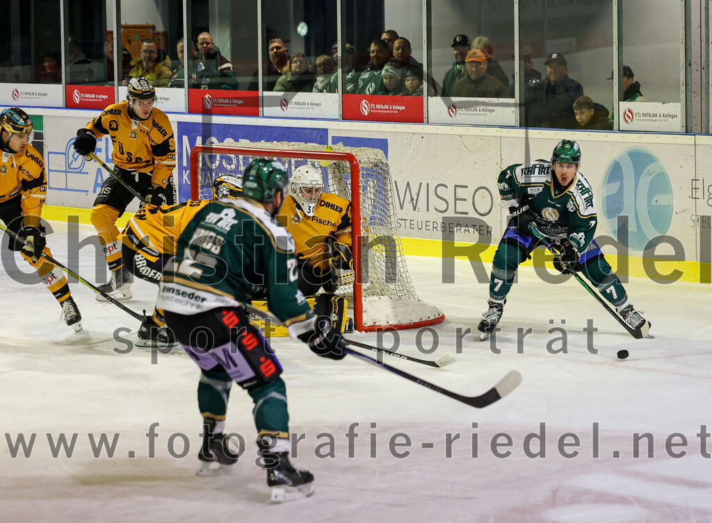 2025-11-02_086_TSV_Erding_gegen_EV_Fuessen | Erding, Deutschland, 02.11.2025:Eishockey, Oberliga Süd 2025 / 2026, 15. Spieltag, TSV Erding gegen EV Füssen, Endergebnis: 2:6Grady Hobbs (Erding Gladiators, #22), Torwart Timotej Pancur (EV Füssen, #30), Louis Trattner (Erding Gladiators, #7)Foto: Christian Riedel / fotografie-riedel.net