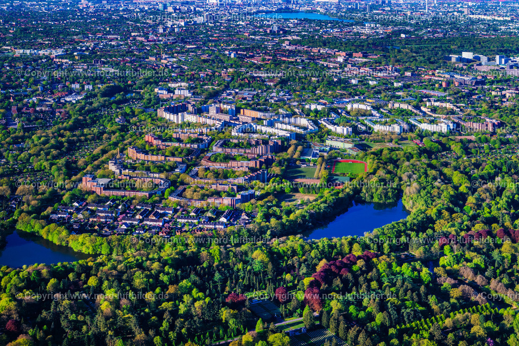 Hamburg_Steilshoop_ELS_9850270425 | HAMBURG 27.04.2025 Wohngebiet der Mehrfamilienhaussiedlung an der Straße Schreyerring im Ortsteil Steilshoop in Hamburg, Deutschland. // Residential area of the multi-family house settlement on street Schreyerring in the district Steilshoop in Hamburg, Germany. Foto: Martin Elsen
