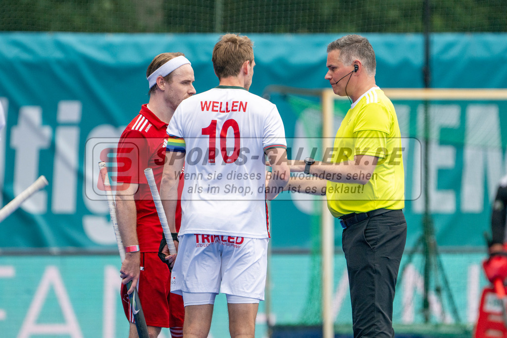 Final4_20250601-1551-Z09_4909 | Krefeld, Deutschland, 01.06.2025:  Feldhockey Final4 2025 – „Deutsche Feldhockey-Meisterschaften 2025“ Crefelder HTC - Rot-Weiss Köln (Finale Herren) im Gerd-Wellen-Hockeyanlage am 01.06.2025 in Krefeld, Deutschland. (Foto von Kramhöller/Fehrmann/Kaste)Krefeld, Germany, 01.06.2025: Feldhockey Final4 2025 – „Deutsche Feldhockey-Meisterschaften 2025“ Harvestehuder HTC - Düsseldorfer HC (Finale Damen) in Gerd-Wellen-Hockeyanlage at 01.06.2025 in Krefeld, Deutschland. (Foto from Kramhöller/Fehrmann/Kaste)